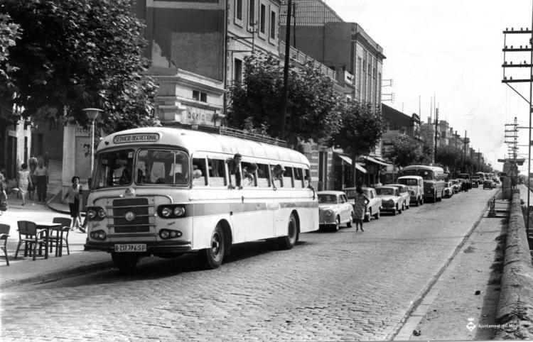 Autobús circulant davant del Casinet