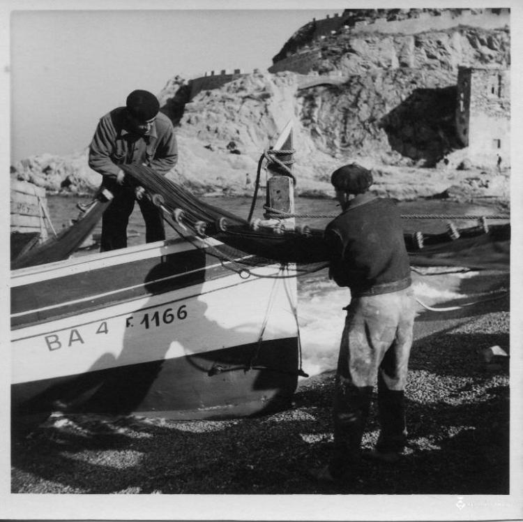 Pescadors plegant les xarxes a la platja de Tossa de Mar (la Selva)