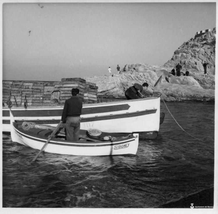 Dues barques de pesca treballant a la costa de Tossa de Mar (la Selva)
