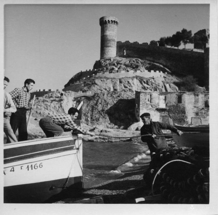 Pescadors varant una barca de pesca a la platja de Tossa de Mar (la Selva)