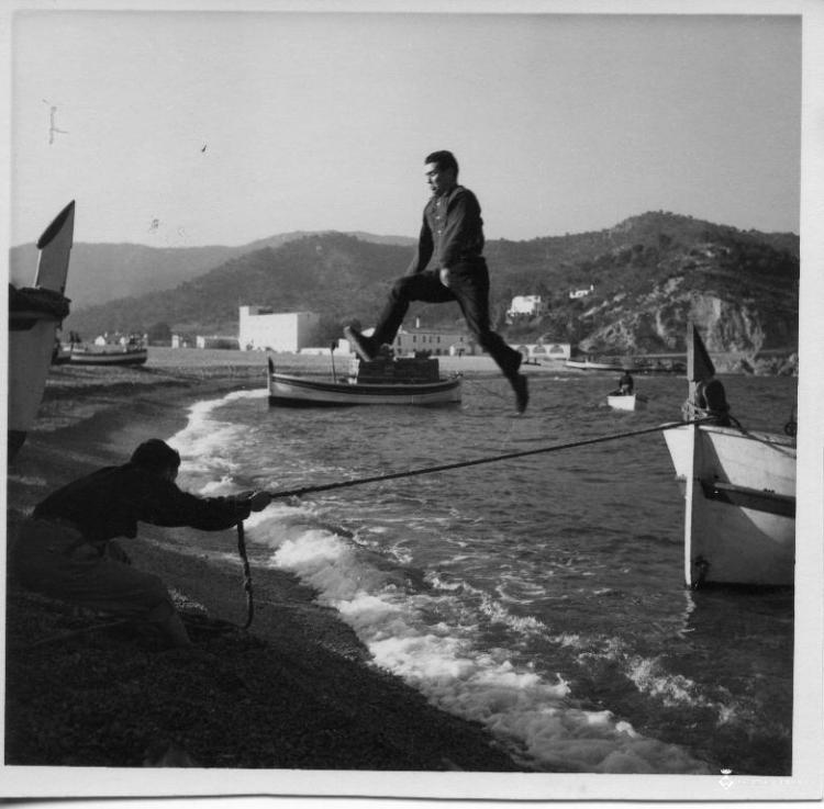 Un pescador saltant des d'una barca cap a la platja de Tossa de Mar (la Selva)