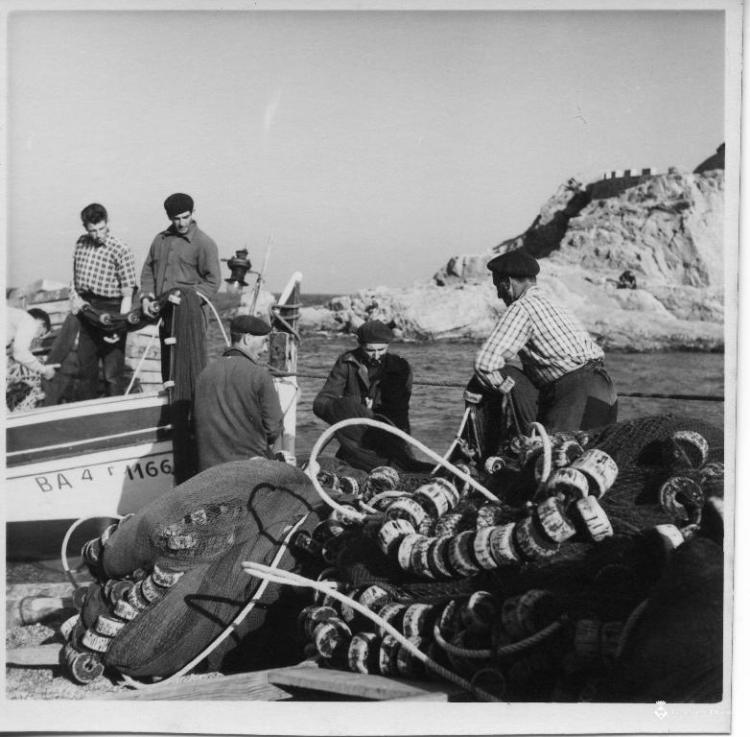 Pescadors recollint les xarxes a la platja de Tossa de Mar (la Selva)