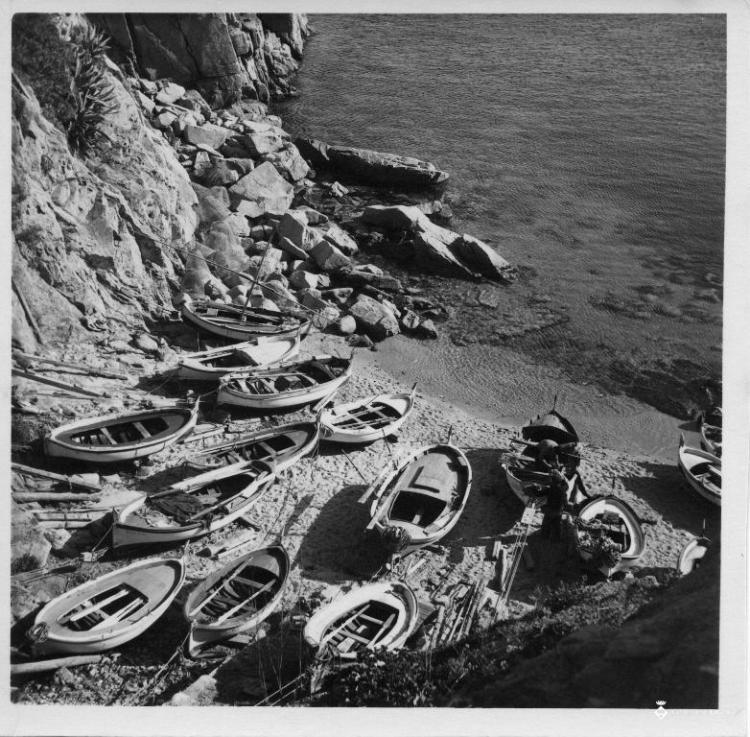 Barques de pesca varades a la platja de Tossa de Mar (la Selva)