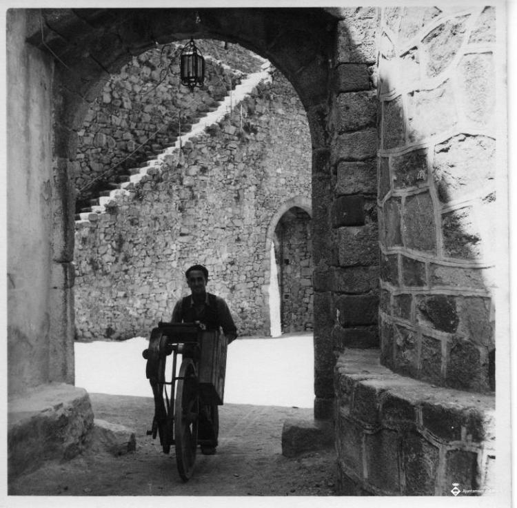 Esmolador amb la seves eines caminant per Tossa de Mar (la Selva)