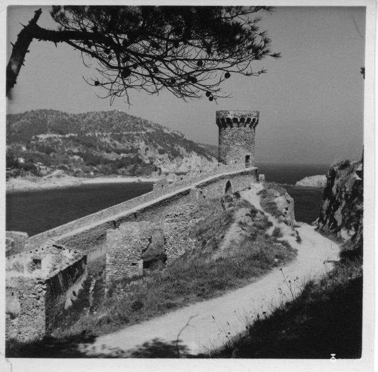 Vista de la muralla i la torre de Tossa de Mar (la Selva)