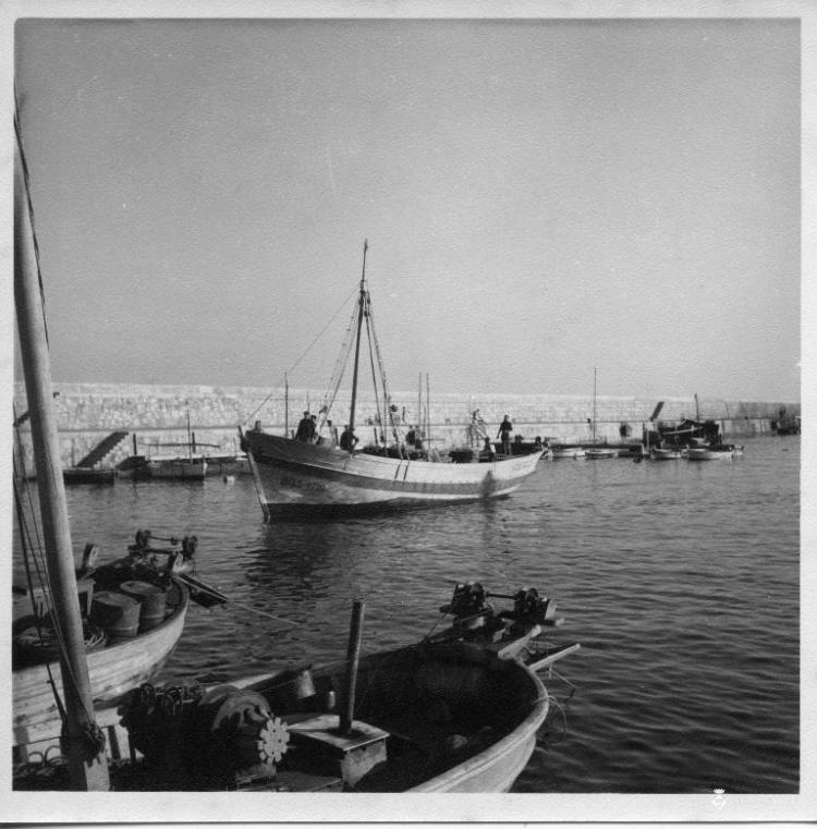 Barca de pesca entrant al port de Blanes (la Selva)