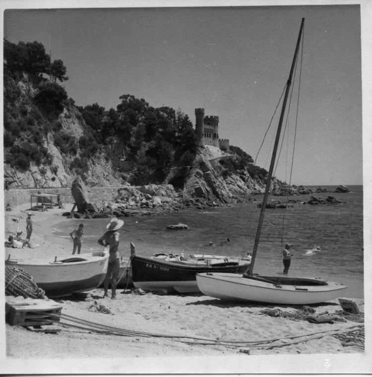 Barques de pesca i veler lleuger varats a una platja de Lloret de Mar