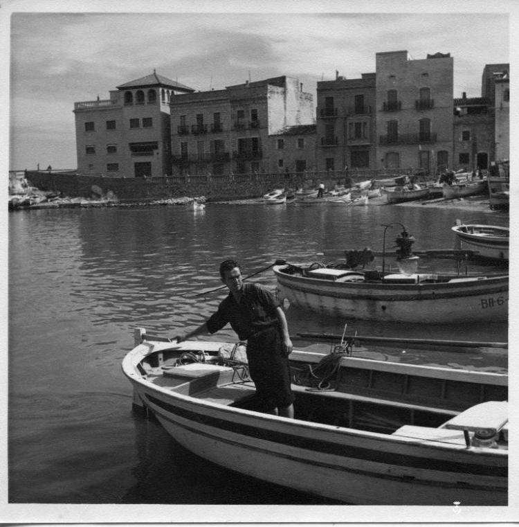 Pescador en la seva barca fondejada davant l'Escala