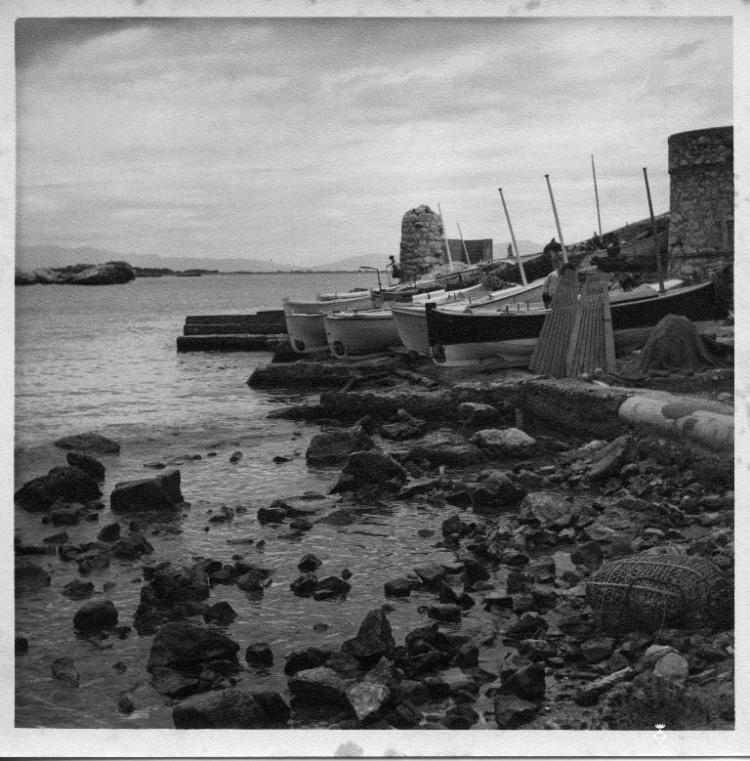Barques de pesca varades a la platja de l'Escala (Alt Empordà)