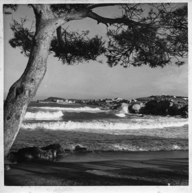 Onades trencant en una platja de l'Escala (Alt Empordà)