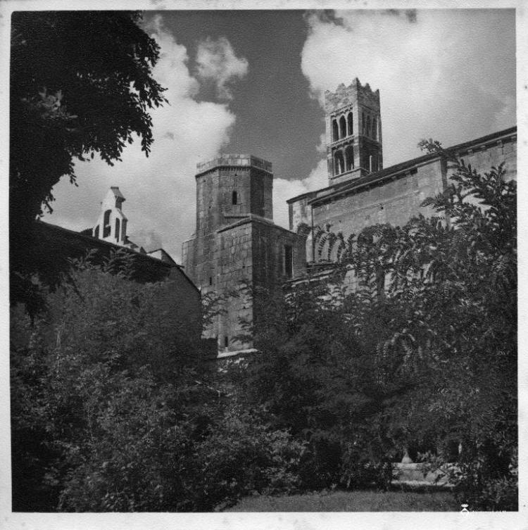 Campanar i edifici del monestir de Ripoll des del claustre