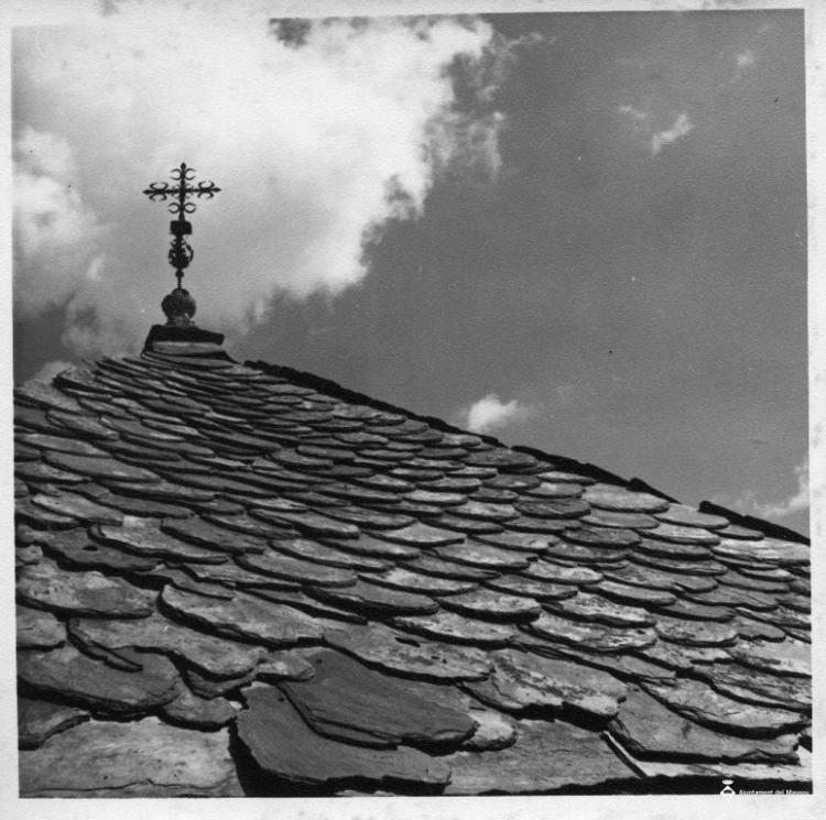 Detall de la teulada del campanar d'una església d'Ordino, Andorra