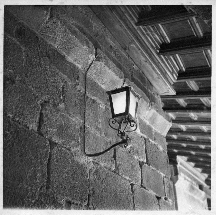 Detall d'un fanal i del sostre del claustre de la Seu d'Urgell