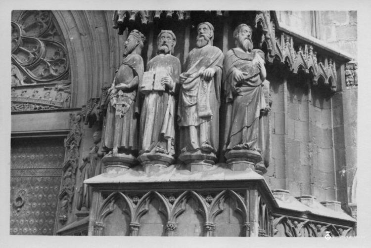 Figures esculpides a la portalada de la catedral de Tarragona