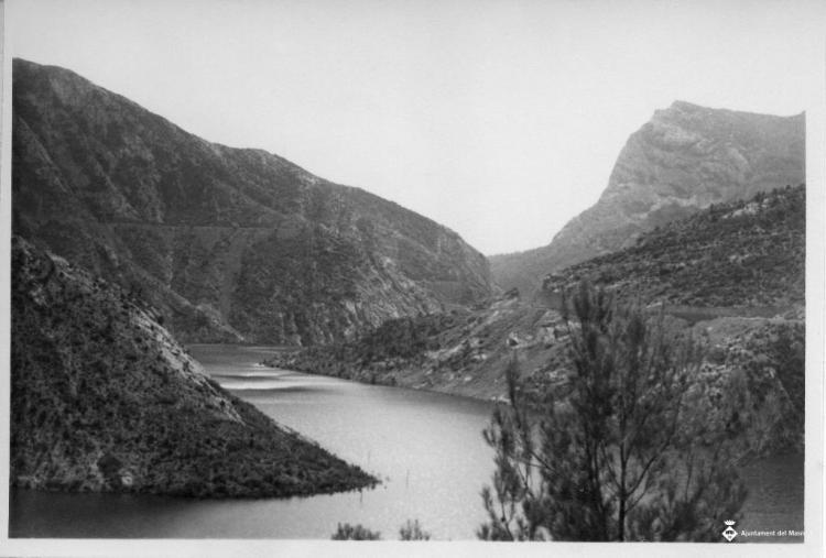 El Segre a la zona del pantà d'Oliana (Alt Urgell) creuat per un pont