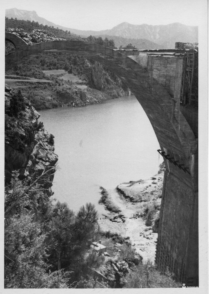 Pont en construcció al pantà d'Oliana (Alt Urgell)