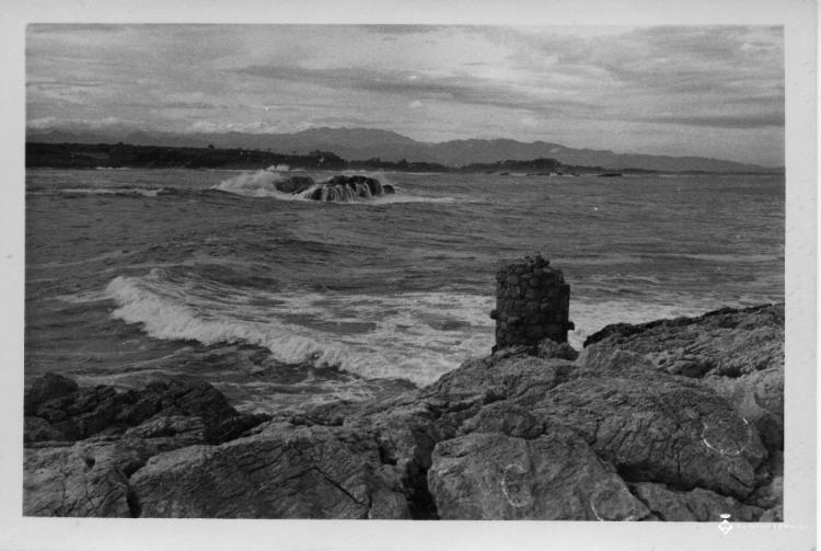 Onades trencant a les roques durant un temporal a l'Escala (Alt Empordà)