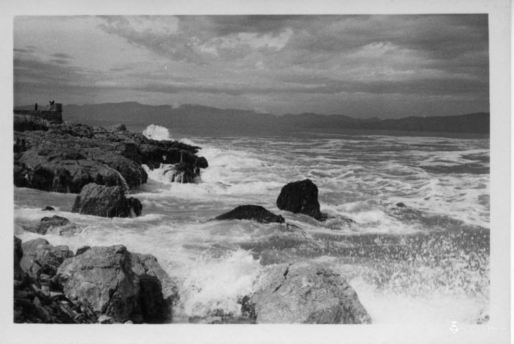 Onades trencant a les roques durant un temporal a l'Escala (Alt Empordà)