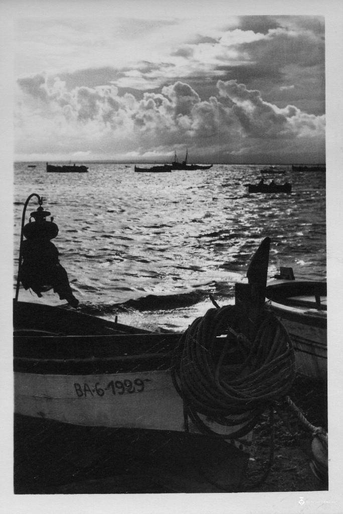 Proa d'una barca de pesca a rem varada a la platja de Roses (Alt Empordà)