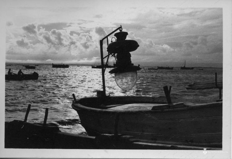 Barques de pesca varades a la platja de Roses (Alt Empordà)