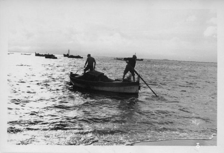 Barca de pesca navegant prop de la platja de Roses (Alt Empordà)