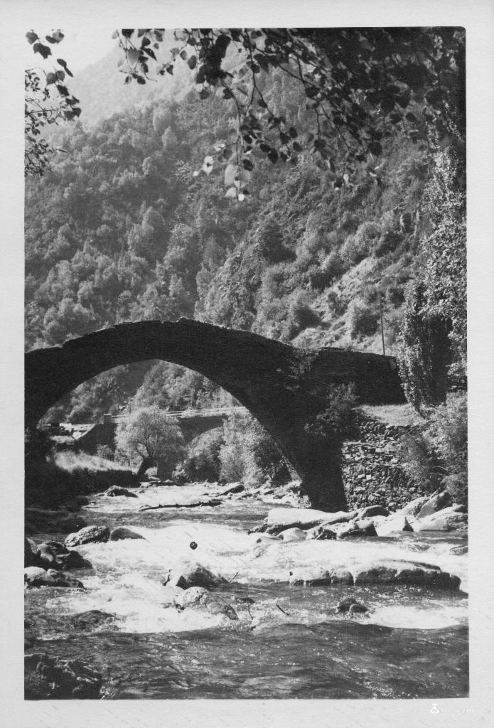 Pont romànic sobre un riu camí de La Massana, Andorra