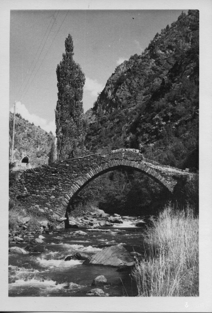 Pont romànic sobre un riu camí de La Massana, Andorra