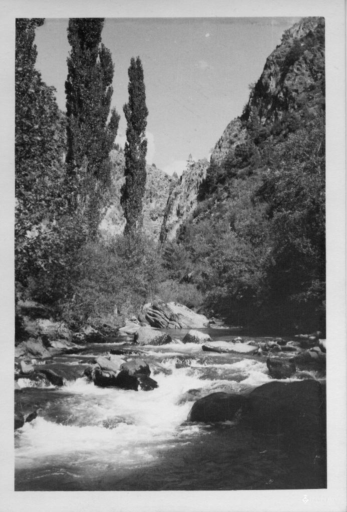 Zona de ràpids d'un riu en el camí de la Massana, Andorra
