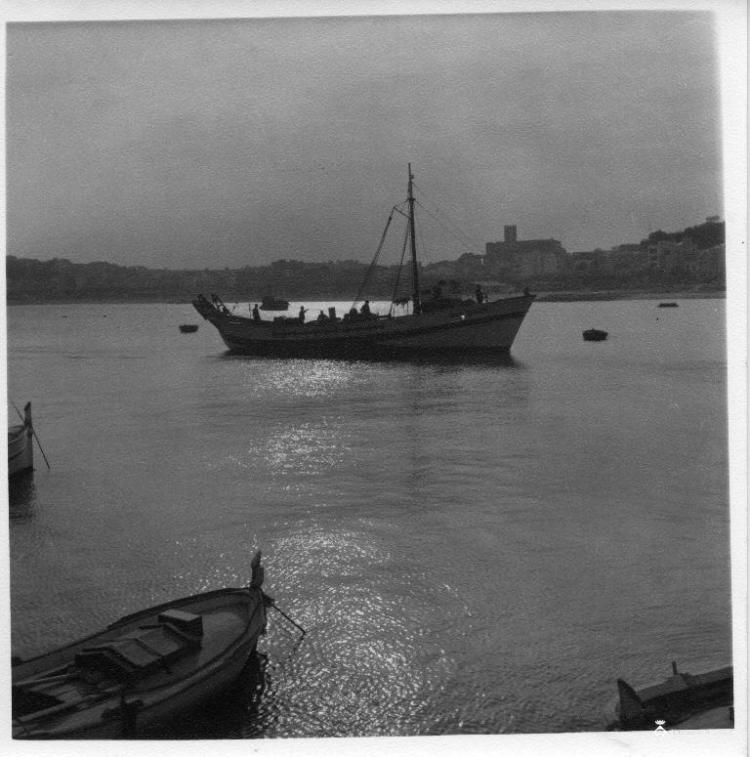 Barca de pesca entrant al port de Santoña (Cantàbria)