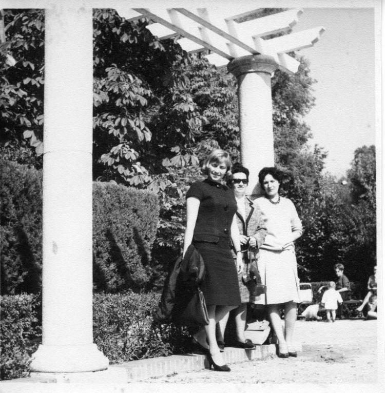 Teresa Torres amb dues dones al Retiro de Madrid
