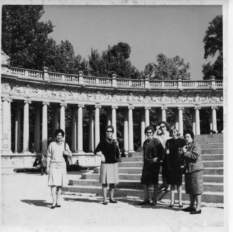 Retrat d'un grup de dones al Retiro de Madrid