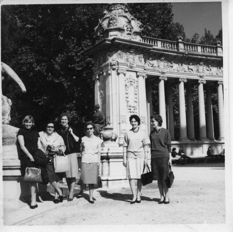 Retrat d'un grup de dones al Retiro de Madrid