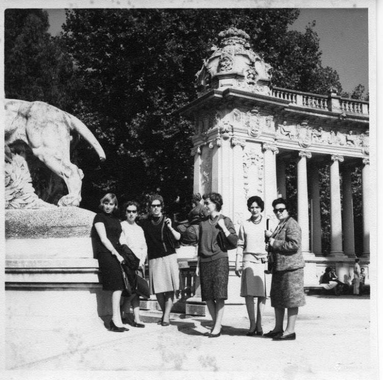 Retrat d'un grup de dones al Retiro de Madrid