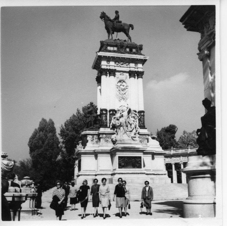 Retrat d'un grup de dones davant un monument del Retiro de Madrid