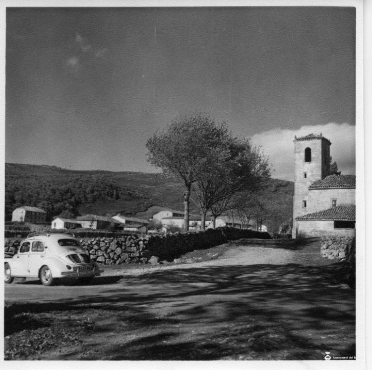 Cotxe de Teresa Torres estacionat a la vora d'una ermita