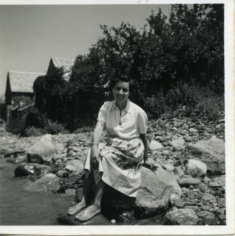 Retrat de Teresa Torres amb els peus al riu Segre
