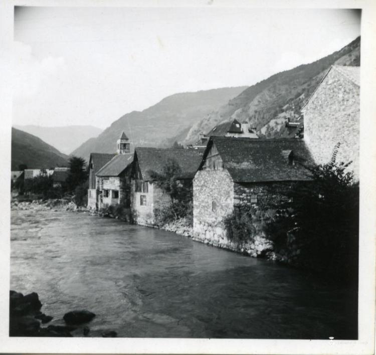 Algunes cases de Les (Vall d'Aran) a la vora del riu Garona