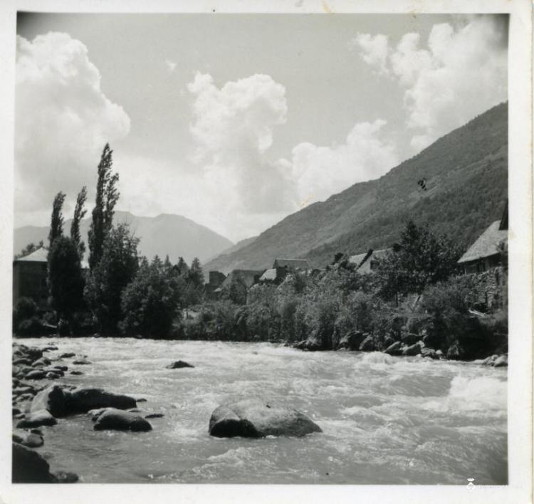 Perspectiva del riu Garona al seu pas per Les (Vall d'Aran)