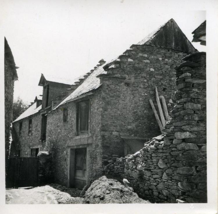 Detall d'una casa de pedra de Les (Vall d'Aran)