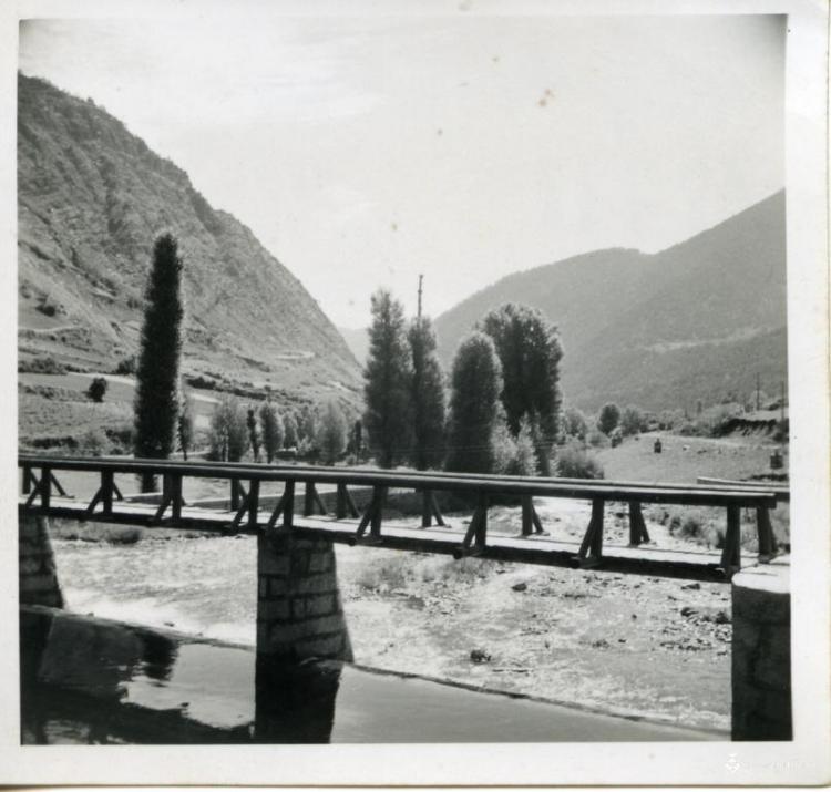 Pont sobre el riu Escrita