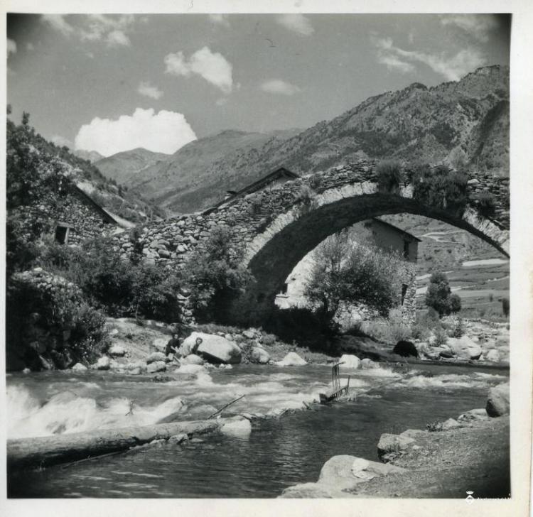 Pont de pedra sobre el riu Escrita