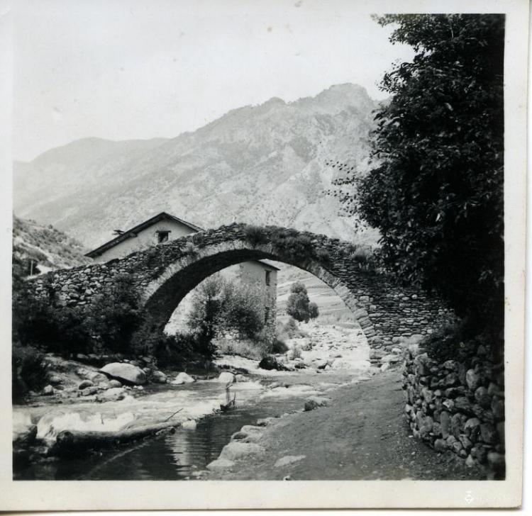 Pont de pedra sobre el riu Escrita