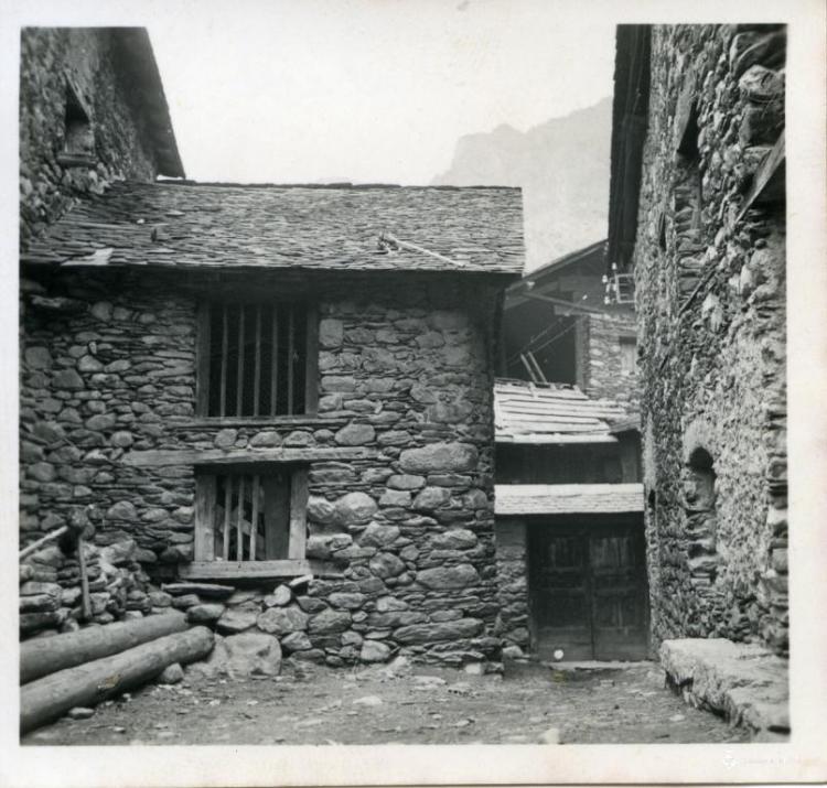 Detall d'una casa de pedra a Espot