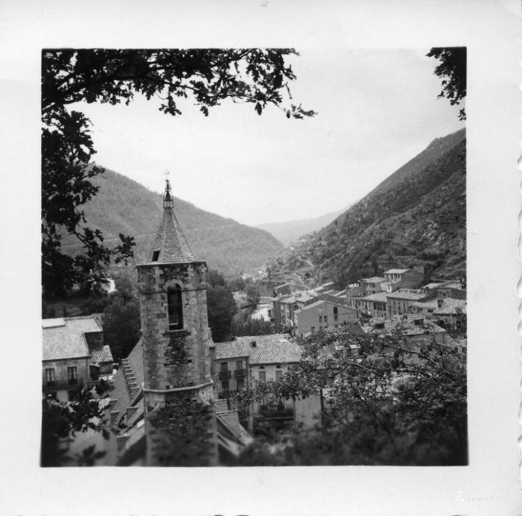 Perspectiva de Ribes de Freser (Ripollès) on destaca el campanar de l'església