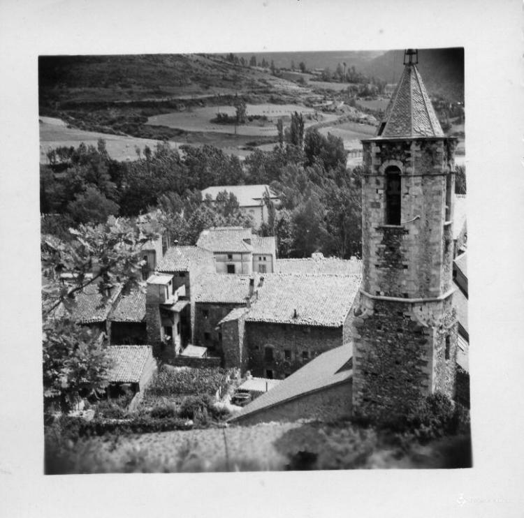 Perspectiva de Ribes de Freser (Ripollès) on destaca el campanar de l'església
