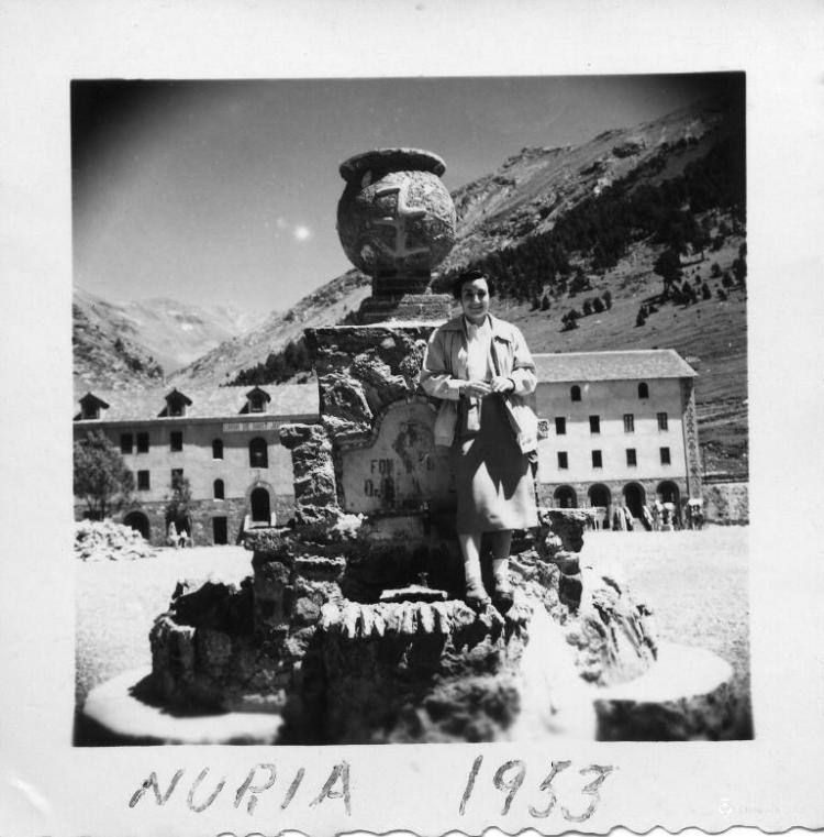 Una dona dreta al costat d'una font a Núria (Ripollès)