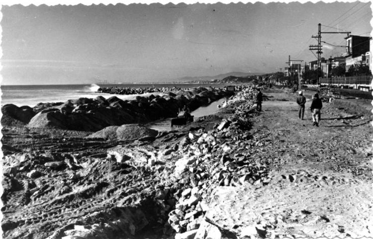Obres a la platja per a construir el port