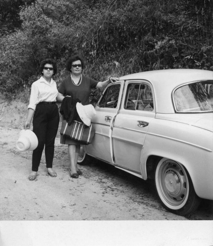Teresa Torres amb una altra dona al costat del seu cotxe