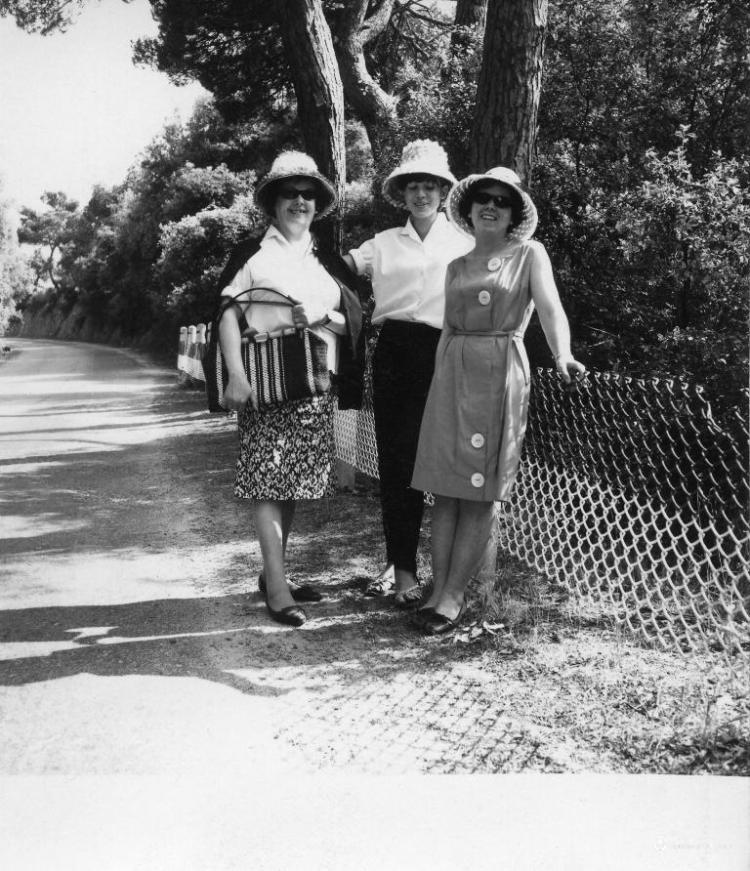 Retrat de Teresa Torres amb dues dones en una carretera
