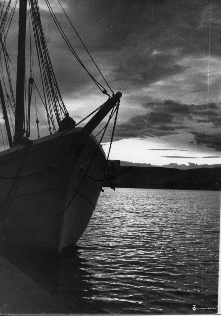 Proa d'un vaixell fondejat prop de la costa